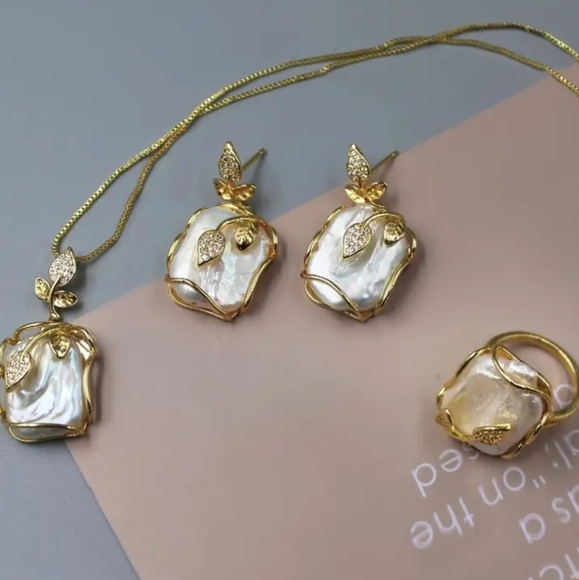 Handcrafted Artistic Natural Freshwater Baroque Pearl Set. - Picture 2 of 8